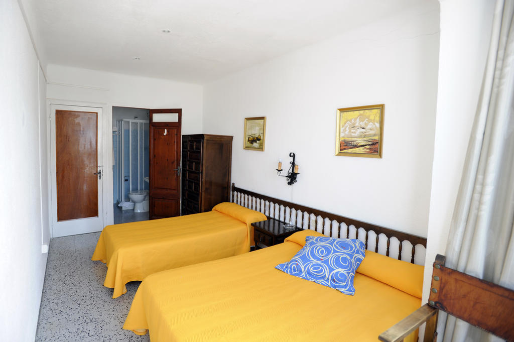 Hostal Can Marines Sant Carlos de la Ràpita Стая снимка